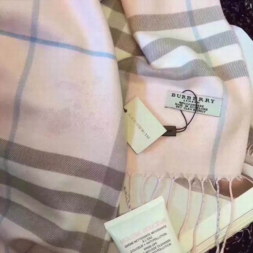 Bv*b*rry Scarf